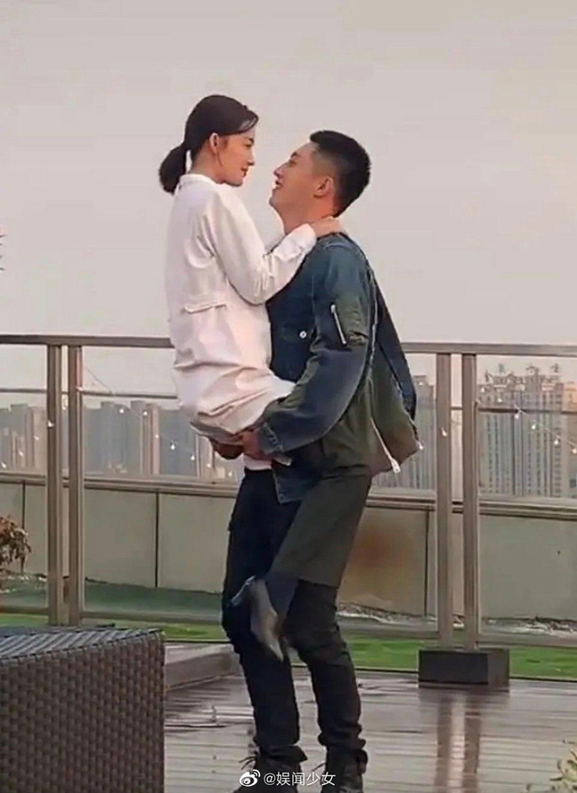 Rò rỉ cảnh Hoàng Cảnh Du ôm Lý Thấm ở tư thế nhạy cảm, fan thấy ngượng thay 2 nhân vật chính - Ảnh 5.
