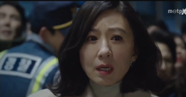 Thế giới hôn nhân: Gã chồng tồi Lee Tae Oh gõ cửa nhà “bà cả” giữa đêm, trâng tráo lột áo ngủ của vợ cũ - Ảnh 9.