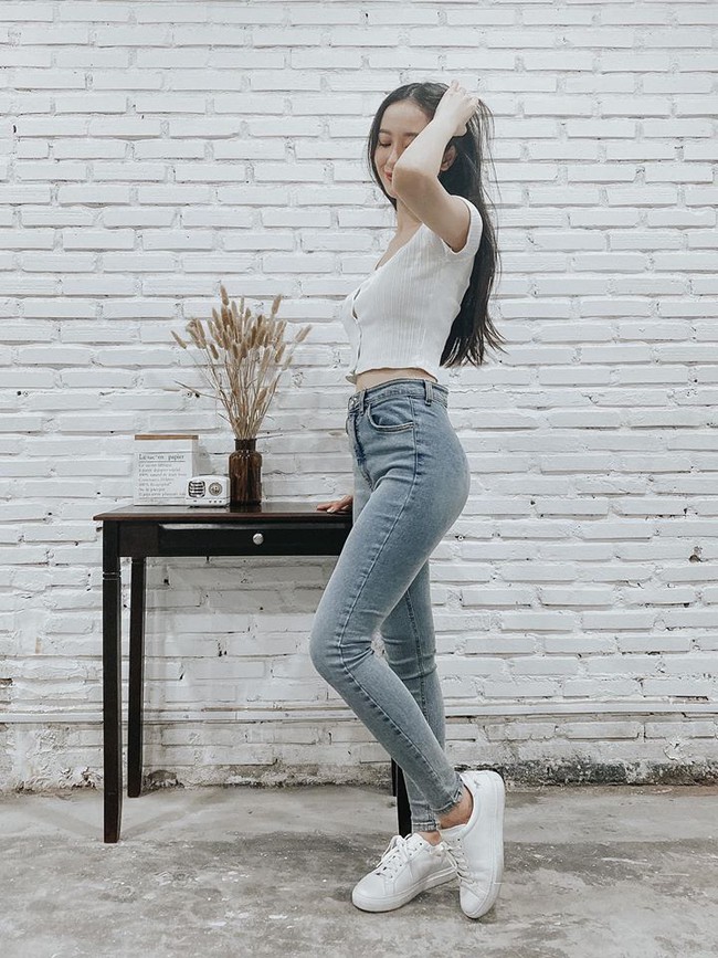 Jun Vũ diện áo crop top kết hợp quần jeans khoe eo thon, chân dài.