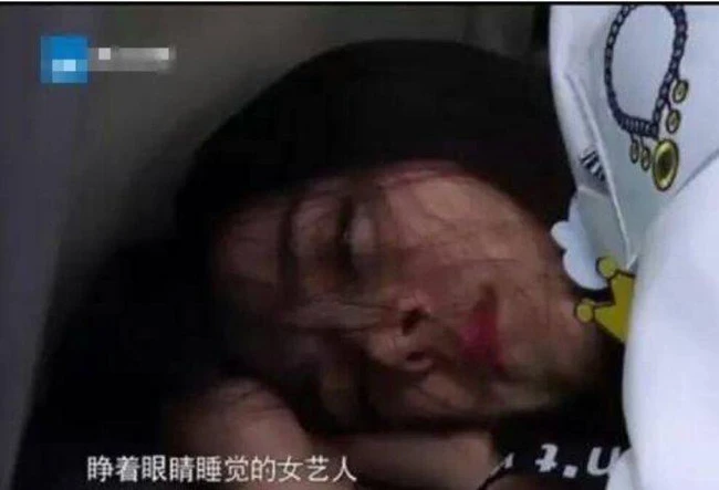 Tướng ngủ khá đặc biệt của Địch Lệ Nhiệt Ba.