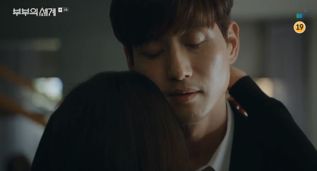 "Thế giới hôn nhân": Kim Hee Ae rơi nước mắt khi chứng kiến chồng mây mưa với "tiểu tam" ngay trong đám tang của mẹ - Ảnh 4.