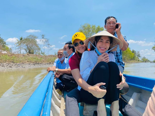 Vừa lắp một loạt máy lọc nước ngọt cho người dân miền Tây, Thủy Tiên tiếp tục có hành động khiến ai cũng nể phục trong mùa dịch - Ảnh 3.
