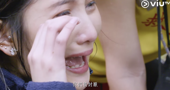 Sao nữ Hồng Kông bị chê phản cảm vì ăn mặc hở hang lên sóng truyền hình  - Ảnh 8.
