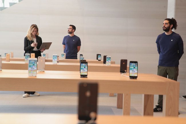 Không những trả lương vẫn đầy đủ, Apple còn tặng cho mỗi nhân viên 2,3 triệu đồng sắm đồ làm việc tại nhà - Ảnh 1.