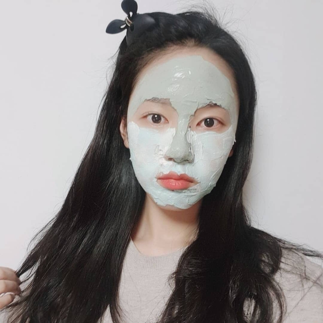 Tưởng là "tút" lại nhan sắc nhưng 3 loại mặt nạ sau dễ khiến da "khô như ngói", chuyên gia khuyên chị em cân nhắc kỹ trước khi dùng - Ảnh 2.