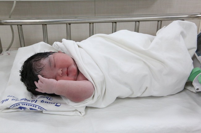 Hình ảnh đáng yêu của bé gái sơ sinh nặng kỷ lục 6kg mới chào đời sáng nay tại Trung tâm Sản Nhi Phú Thọ - Ảnh 2.