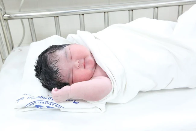 Hình ảnh đáng yêu của bé gái sơ sinh nặng kỷ lục 6kg mới chào đời sáng nay tại Trung tâm Sản Nhi Phú Thọ - Ảnh 1.