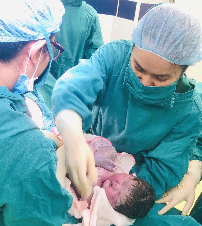 Hình ảnh đáng yêu của bé gái sơ sinh nặng kỷ lục 6kg mới chào đời sáng nay tại Trung tâm Sản Nhi Phú Thọ - Ảnh 4.