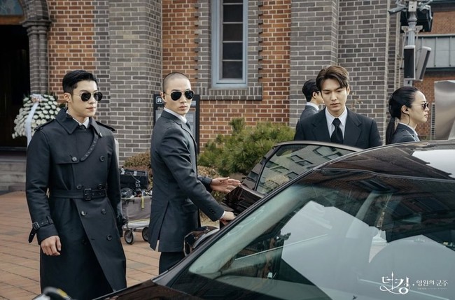 Lee Min Ho đẹp trai siêu cấp với vest đen, hé lộ cuộc sống sang chảnh bên dàn "trai làng" cực phẩm trong "Quân vương bất diệt" - Ảnh 3.