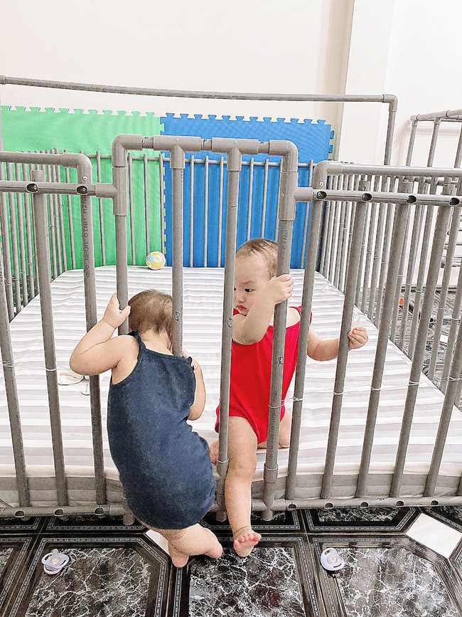 Bị nhốt trong cũi chán quá, hai chị em sinh đôi 1 tuổi rủ nhau tẩu thoát, tưởng thành công ai dè thất bại vì lý do cực buồn - Ảnh 7.