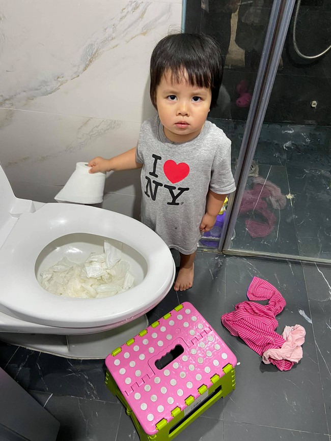 Bị bắt quả tang thả đầy giấy vệ sinh vào toilet, con gái MC Minh Trang ra vẻ hối lỗi nhưng câu nói cuối cùng khiến mẹ "ngã ngửa" - Ảnh 2.