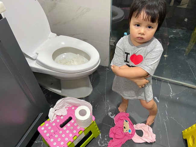 Bị bắt quả tang thả đầy giấy vệ sinh vào toilet, con gái MC Minh Trang ra vẻ hối lỗi nhưng câu nói cuối cùng khiến mẹ "ngã ngửa" - Ảnh 1.