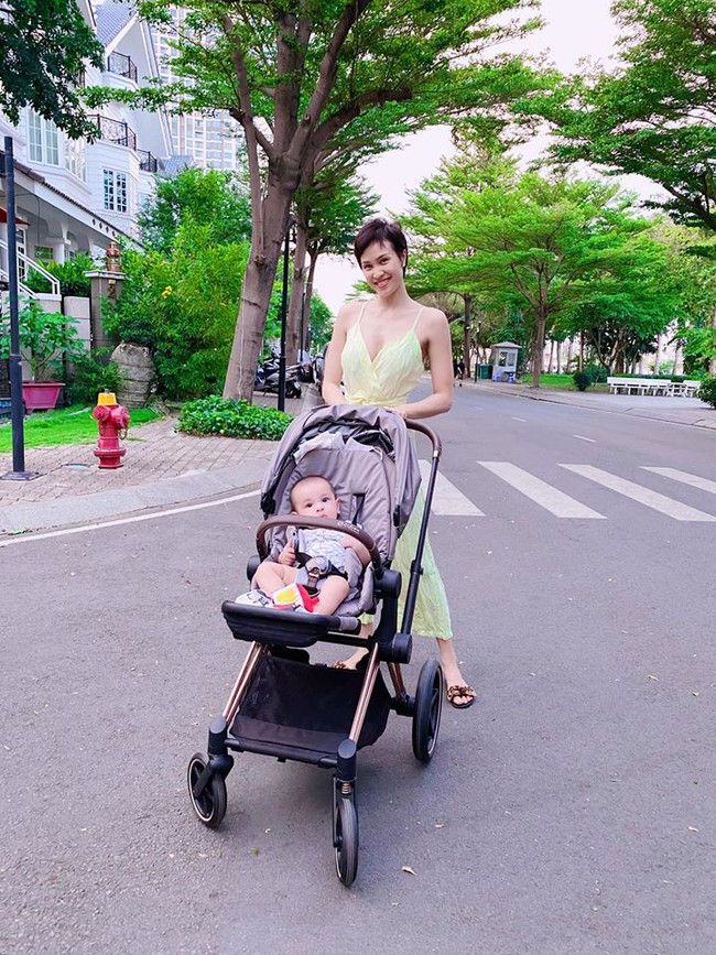 Phương Mai thay con trai viết: Hôm nay là ngày gì mà mụ phù thuỷ lại đem con đi làm đạo cụ chụp hình nữa các cô chú bác ơi.