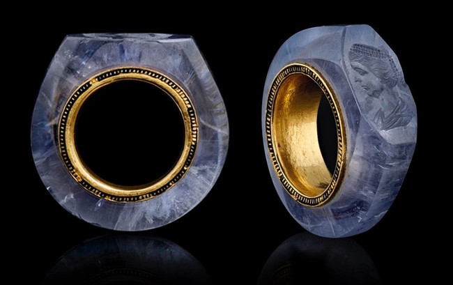 Bí ẩn gương mặt người phụ nữ đẹp tuyệt trần khắc trên chiếc nhẫn Sapphire 2.000 năm tuổi của vị hoàng đế La Mã ham mê sắc dục - Ảnh 1.