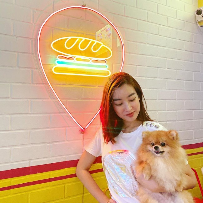 Đỗ Mỹ Linh đưa cún cứng đi ăn uống.