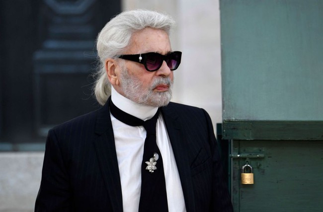 "Ông hoàng Chanel" Karl Lagerfeld: "Gã phù thủy" cô độc trong làng thời trang và mối tình đồng giới sâu đậm với người đàn ông Pháp lịch thiệp nhất thế giới  - Ảnh 14.