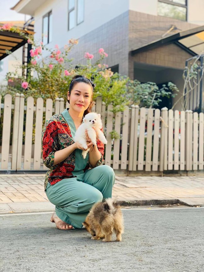 Nhật Kim Anh chia sẻ: Hôm nay chợt thấy yên lành đến lạ.