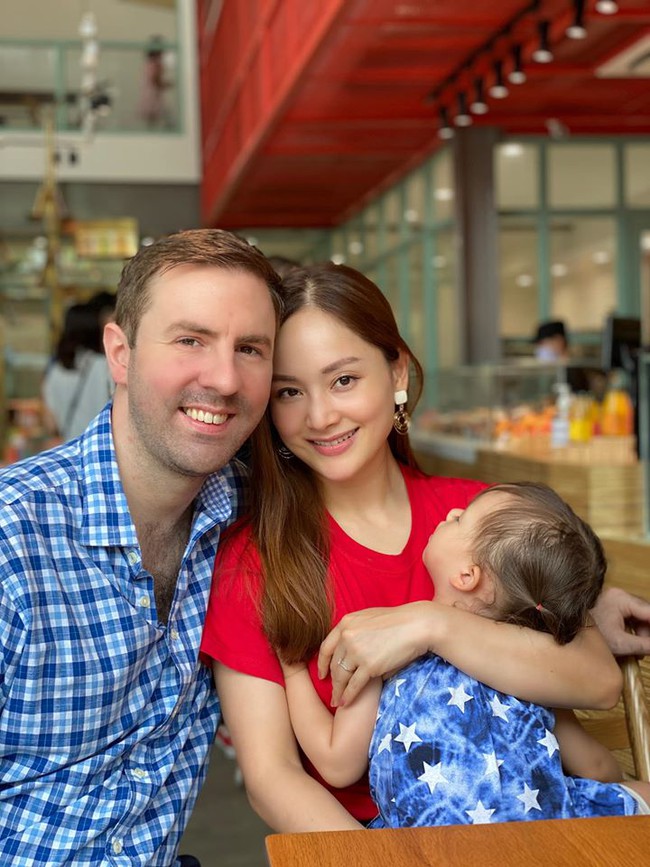 Gia đình Lan Phương quấn quýt bên nhau trước khi ông xã về lại Hà Nội.