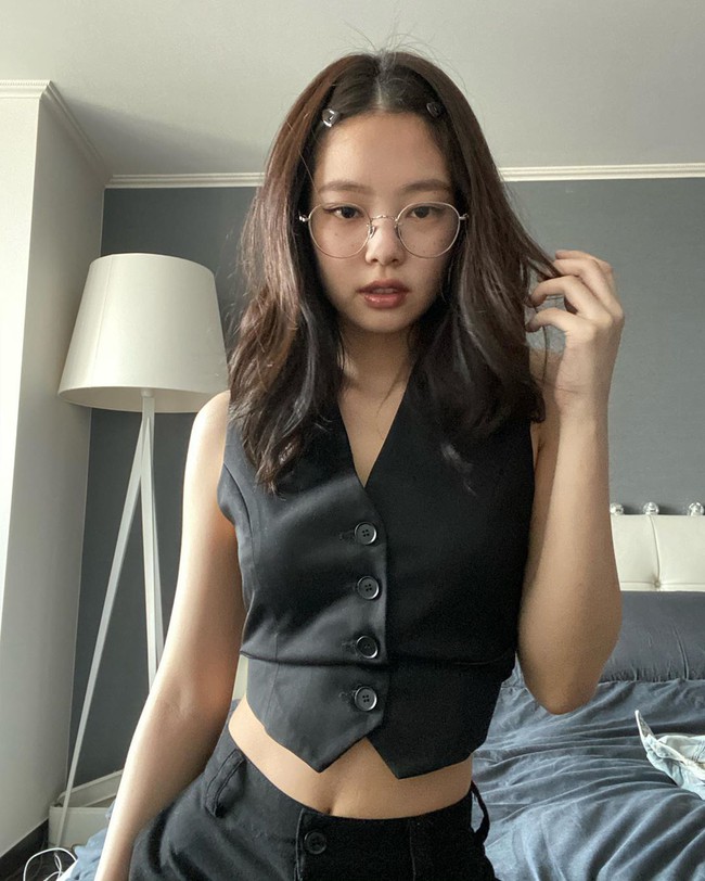 Có tâm như Jennie: Quảng cáo kính mắt tiện thể hướng dẫn chị em 9 cách tạo dáng sống ảo cho ảnh xịn đẹp hết cỡ - Ảnh 4.