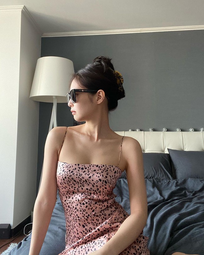 Có tâm như Jennie: Quảng cáo kính mắt tiện thể hướng dẫn chị em 9 cách tạo dáng sống ảo cho ảnh xịn đẹp hết cỡ - Ảnh 2.
