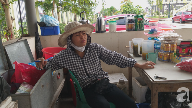 Người dân kể lại bé trai 5 tuổi bị bố đẻ bỏ rơi "vật vờ" giữa tại sân tòa án  - Ảnh 3.