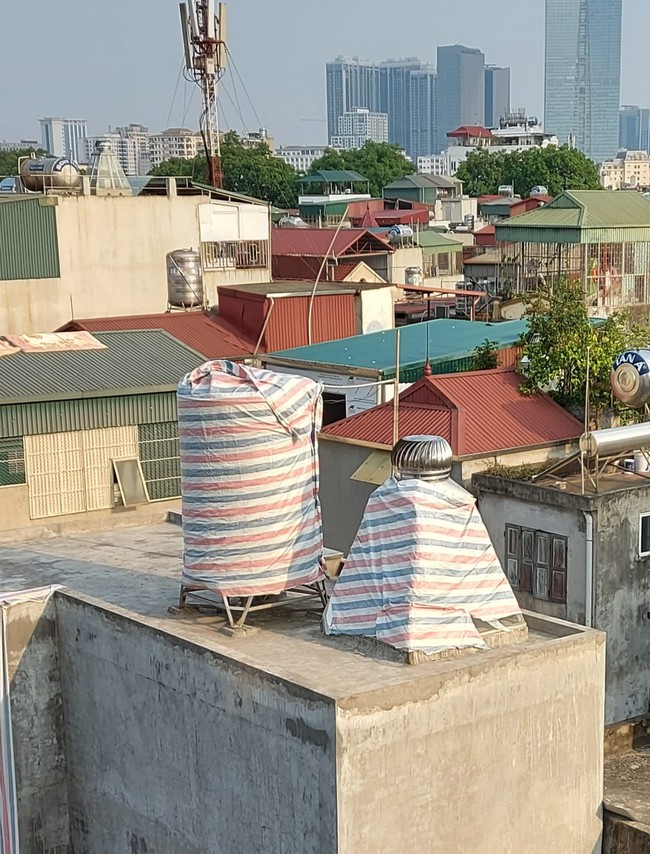 Hội "khổ chủ" có bồn nước đặt trên nóc nhà, lên mạng mách nhau cách chống chọi lại cảnh nắng nóng làm nước sinh hoạt có thể... "luộc chín cả thịt" - Ảnh 1.