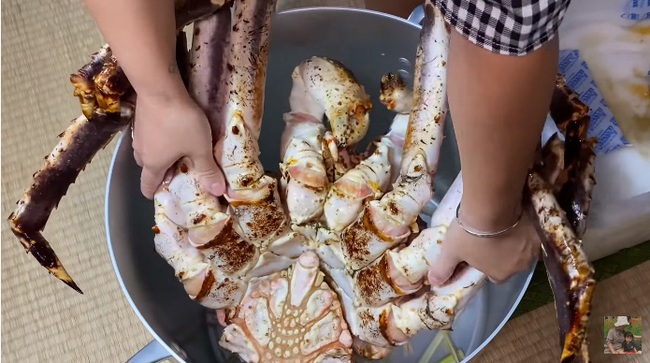 Mừng 3 triệu sub, Quỳnh Trần JP chơi lớn với mâm hải sản cua hoàng đế nặng hơn 6kg và hàng loạt món siêu đắt, siêu ngon - Ảnh 3.