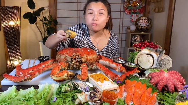 Mừng 3 triệu sub, Quỳnh Trần JP chơi lớn với mâm hải sản cua hoàng đế nặng hơn 6kg và hàng loạt món siêu đắt, siêu ngon - Ảnh 4.