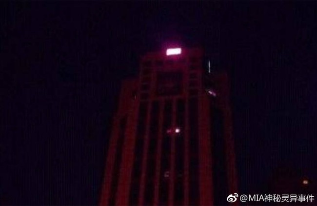 Sự thật đằng sau hình ảnh màu đỏ của Tòa nhà ngân hàng Trung Quốc ở Thâm Quyến và lời đồn về những chuyện rùng rợn ở tầng 21 - Ảnh 3.