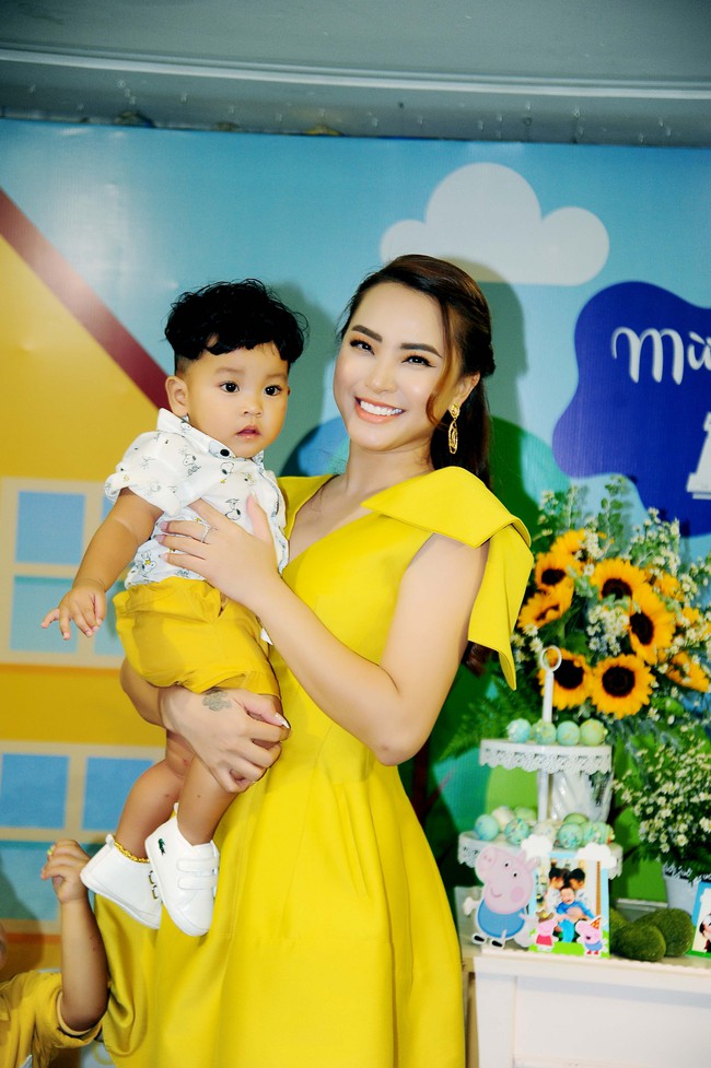 Thành Đạt - Hải Băng làm sinh nhật như tiệc cưới cho con trai thứ 4, Trường Giang một mình tới dự  - Ảnh 8.