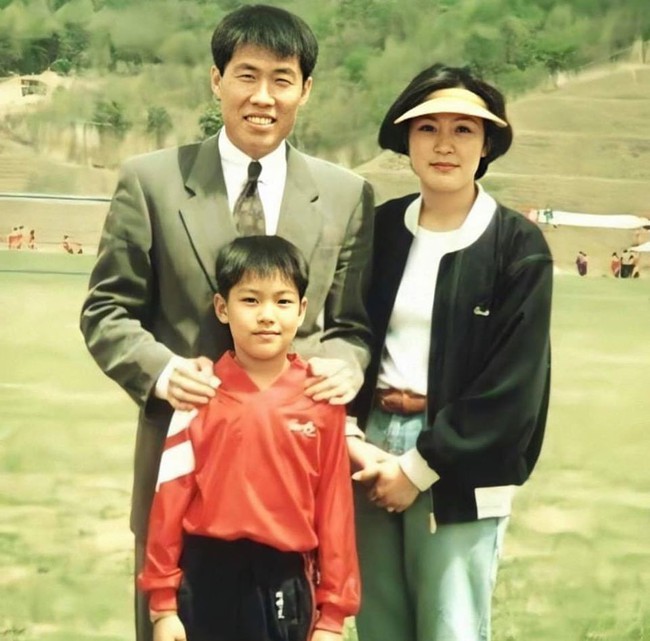Nhìn nhan sắc mẹ ruột của Lee Min Ho cũng đủ hiểu tại sao lại sinh ra cậu con trai có ngoại hình cực phẩm như vậy  - Ảnh 1.