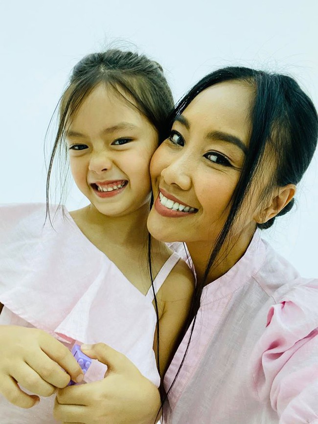 Đoan Trang vui vẻ selfie với công chúa nhỏ xinh xắn của mình.