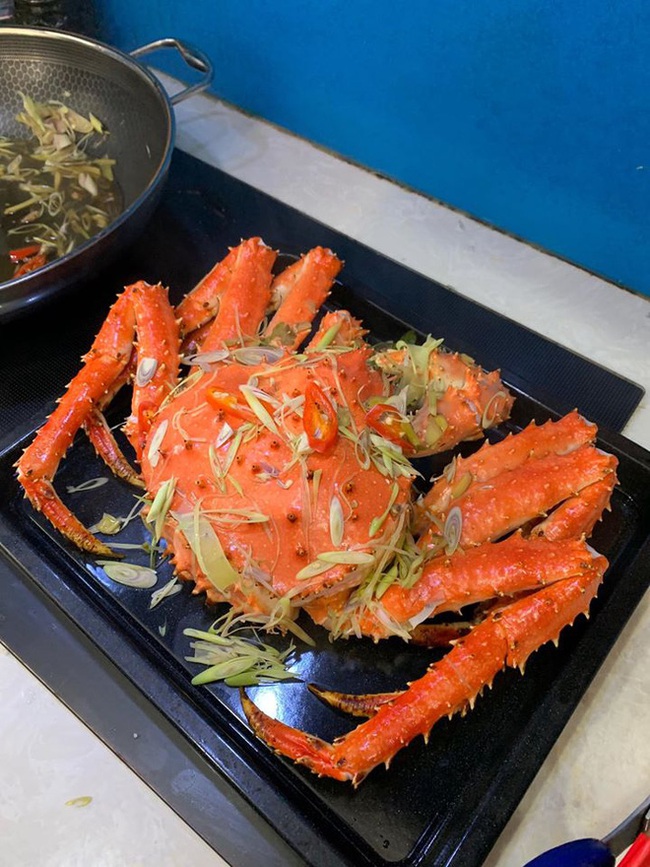 Ăn cua Hoàng Đế, 2 vợ chồng tận dụng vỏ tạo ra một sản phẩm cực độc lạ khiến ai nhìn thấy cũng phải thốt lên trầm trồ - Ảnh 1.