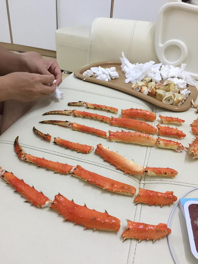 Ăn cua Hoàng Đế, 2 vợ chồng tận dụng vỏ tạo ra một sản phẩm cực độc lạ khiến ai nhìn thấy cũng phải thốt lên trầm trồ - Ảnh 2.