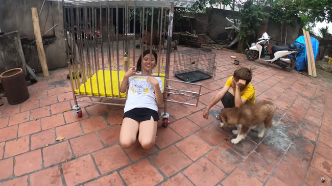 Con trai Bà Tân Vlog gây tranh cãi dữ dội khi nhốt em gái vào chuồng chó để trả thù - Ảnh 6.