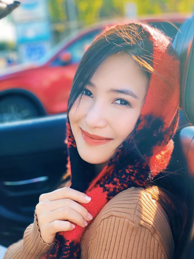 Hương Tràm đăng hình cùng dòng chú thích: Cô bé quàng khăn đỏ. Bỏ thế giới nhỏ... đi chơi.