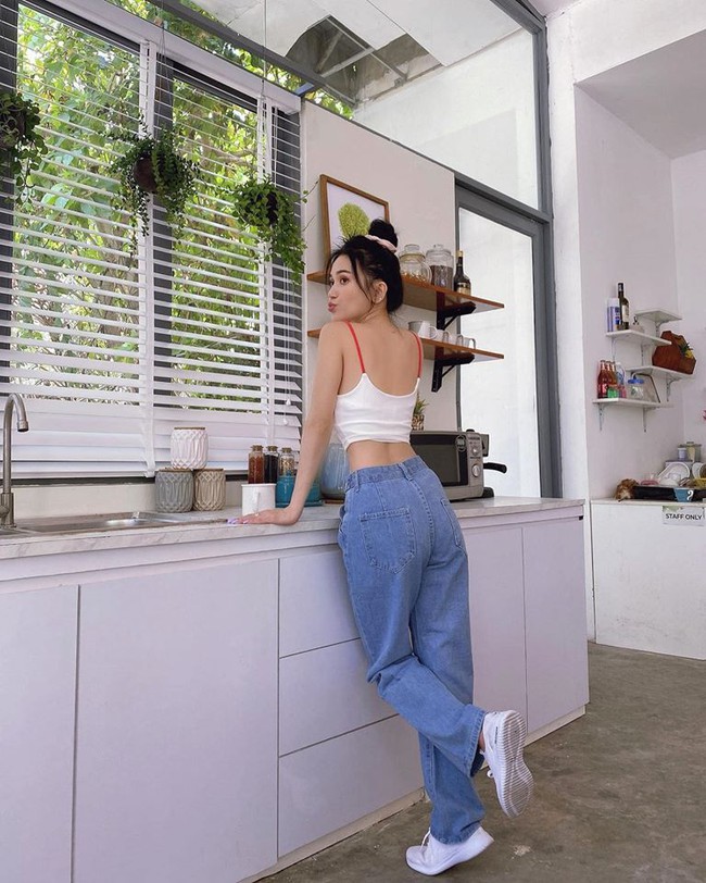 Sĩ Thanh diện crop top khoe khéo vòng eo con kiến. Cô chia sẻ: Muốn vui vẻ rất đơn giản: Làm tốt việc của bản thân. Đừng xen vào việc của người khác. Đừng nghỉ về việc của ông trời.