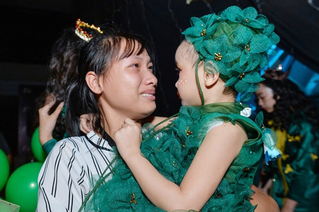 Bé Hà My - mẫu nhí 4 tuổi bị ung thư từng được hoa hậu H'Hen Niê bế trên sàn catwalk khiến bao người rơi nước mắt đã qua đời - Ảnh 3.