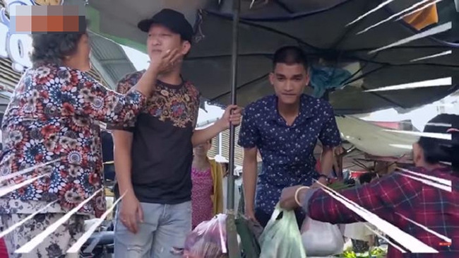 Loạt tình huống "khốn đốn" khi sao Việt đi chợ: Hài hước nhất là Trấn Thành, Trường Giang bị sờ má, kéo áo giữa khung cảnh náo loạn - Ảnh 6.