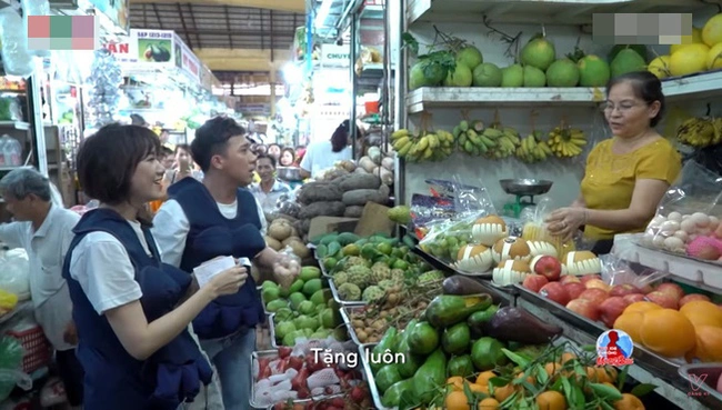 Loạt tình huống "khốn đốn" khi sao Việt đi chợ: Hài hước nhất là Trấn Thành, Trường Giang bị sờ má, kéo áo giữa khung cảnh náo loạn - Ảnh 8.