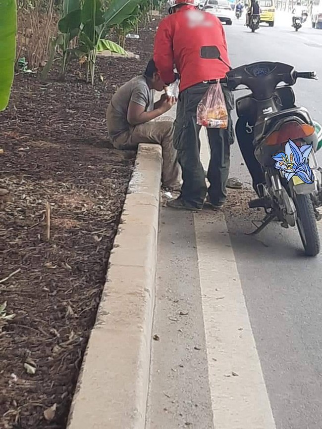 Thấy người thanh niên nằm bên vệ đường, bác xe ôm liền dừng lại hỏi thăm và làm một hành động ý nghĩa khiến ai nấy đều nể phục - Ảnh 1.