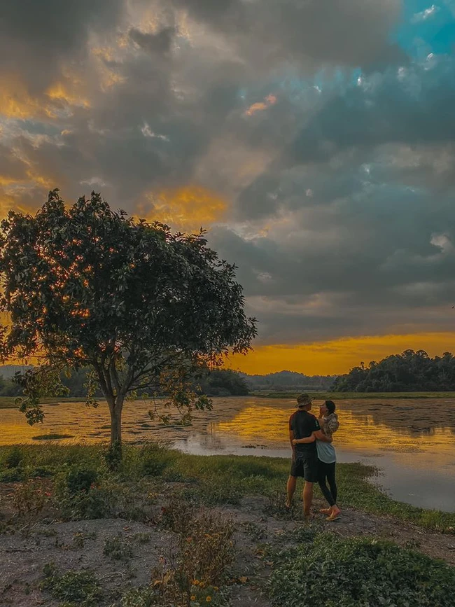 Băng Di chụp hình với bạn trai khi khám phá rừng Nam Cát Tiên.