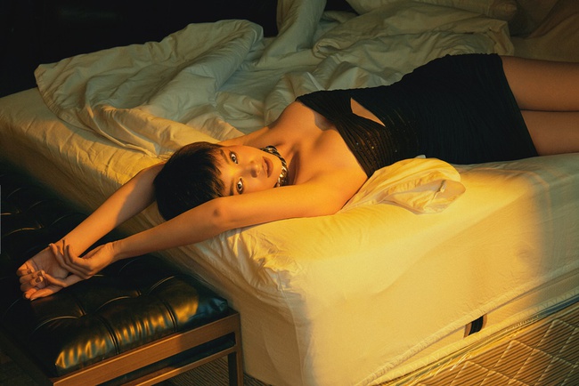 Hoa hậu Tiểu Vy giờ khác rồi: Tóc không thể ngắn hơn, khoe ngực căng đầy trong bộ ảnh cực sexy - Ảnh 4.
