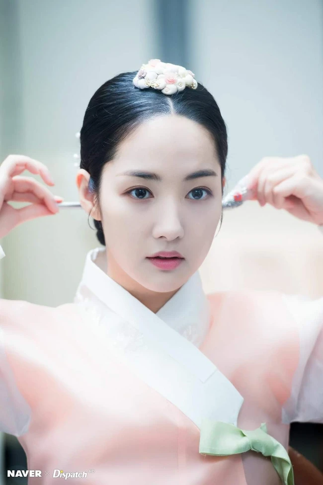 Phim "Hoàng hậu 7 ngày" hot trở lại: Cảnh Park Min Young cởi áo, khoe lưng trước mặt người yêu được bàn tán - Ảnh 7.
