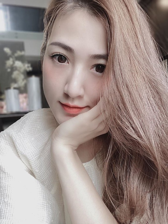 Tú Anh bộc bạch: Sáng ngủ dậy, pha một cốc cafe, ngồi chơi với anh Kem và ngắm hoa nở sao thấy yêu đời đến thế.