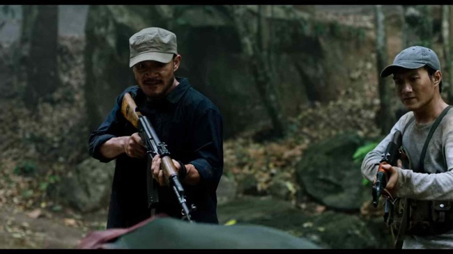 Chồng Xuân Lan đóng bom tấn Netflix "Da 5 Bloods" cùng Ngô Thanh Vân, gây sốc với cơ bụng 6 múi cực đẹp  - Ảnh 7.