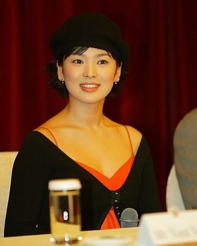 Ảnh cũ của Song Hye Kyo sốt trở lại, không ngờ thuở đôi mươi lại từng ăn vận cá tính khác lạ thế này  - Ảnh 2.