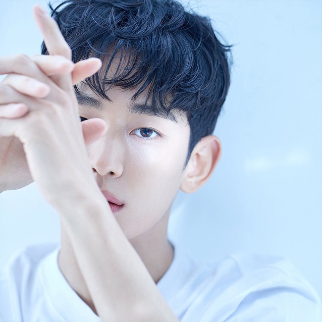 Nửa đêm không ngủ, "cụ giáo" Kim Soo Hyun âm thầm tung loạt ảnh mới, đỉnh cao thế nào mà netizen khen khí chất nam thần không thua gì Lee Min Ho?  - Ảnh 3.