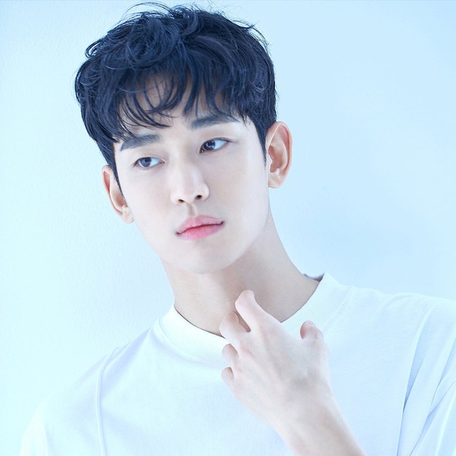 Nửa đêm không ngủ, "cụ giáo" Kim Soo Hyun âm thầm tung loạt ảnh mới, đỉnh cao thế nào mà netizen khen khí chất nam thần không thua gì Lee Min Ho?  - Ảnh 4.