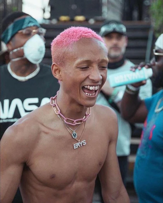 Jaden Smith - con trai Will Smith: Từ cậu bé khiến bố mẹ bị mắng chửi là người "không biết dạy con" cho tới biểu tượng truyền cảm hứng cho cộng đồng LGBT - Ảnh 12.